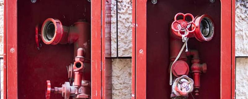 电闸箱起火可以用消防栓吗 发现宿舍电闸箱起火可以用楼内消防栓灭火