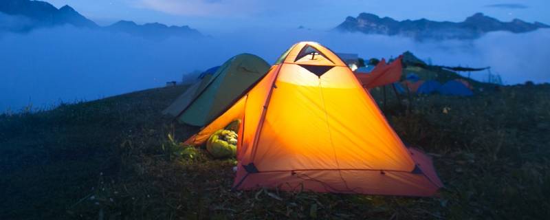 帐篷防潮垫放在帐篷里面还是下面 帐篷里面的防潮垫是放在外面还是放在里面