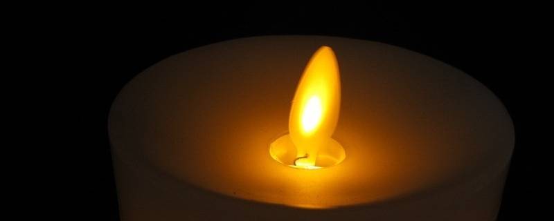 蜡烛的精神品质 蜡烛的精神品质比喻人的精神作文