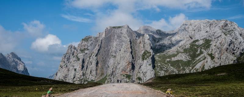 石头山是怎么形成的（石头山形成原因）