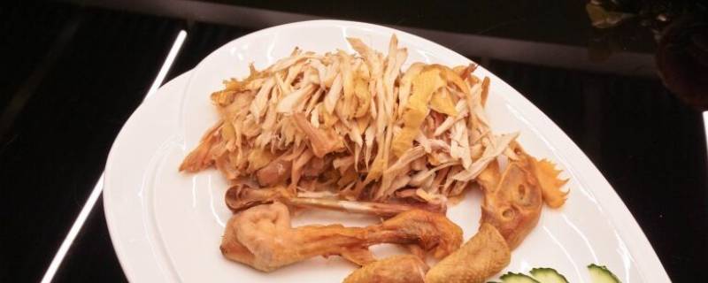 手撕盐焗鸡的烹调方法是什么（手撕盐焗鸡的制作方法）