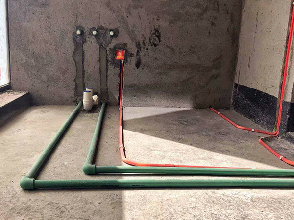 装修时排水管是走哪里 装修排水管排在地上还是墙上好