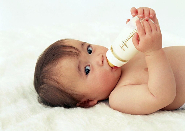 宝宝用玻璃奶瓶好还是塑料奶瓶好