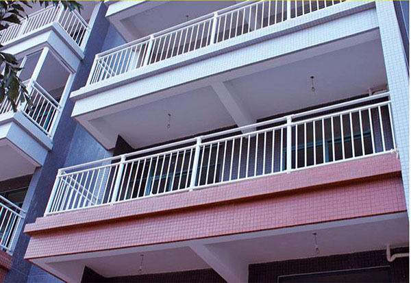 阳台防护栏的选购要点详解 保护家人安全