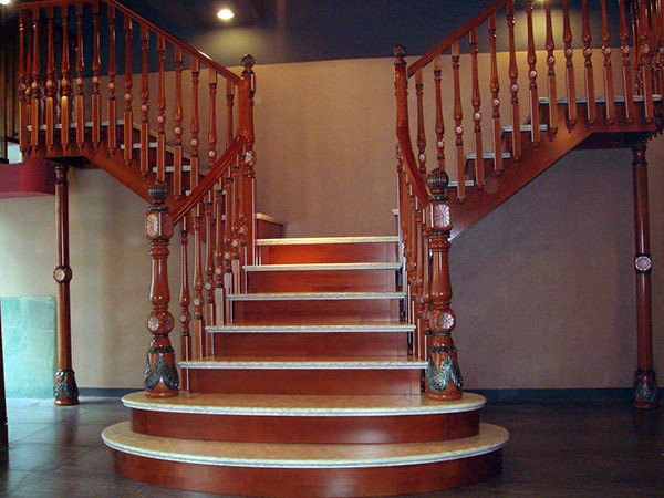 别墅整体楼梯的选购方法是什么 别墅入门楼梯