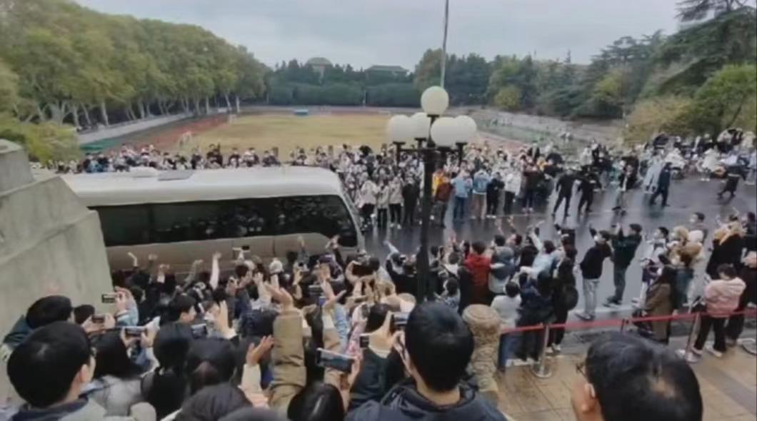 窦贤康卸任武汉大学校长，数百名武大学子自发夹道欢送