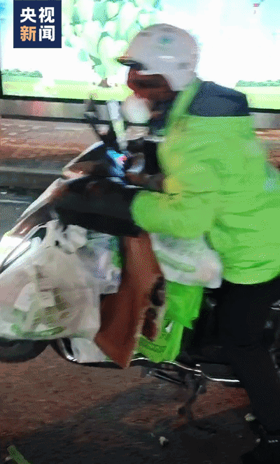北京居民的骑手初体验：有人自己下单自己接，有人读博途中顺路送餐 