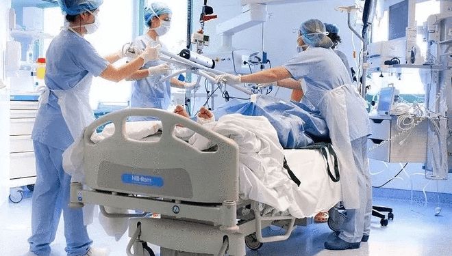 杭州82岁老人阳了后变白肺需切开气管，家属一度拒绝称不想他遭罪