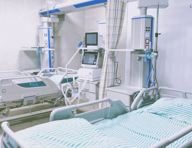 杭州82岁老人阳了后变白肺需切开气管，家属一度拒绝称不想他遭罪