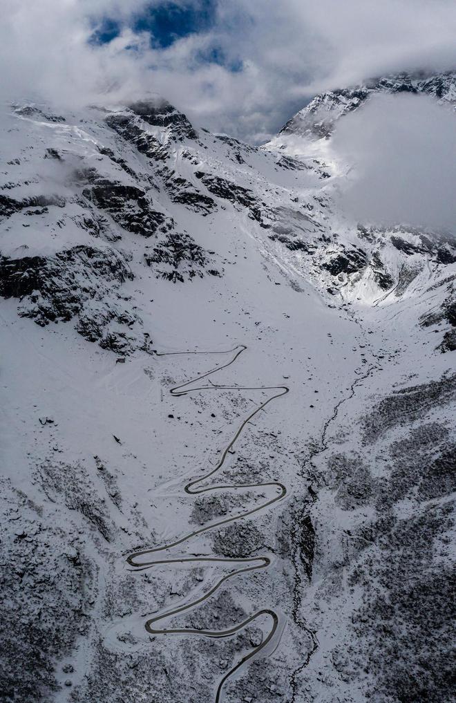 西藏林芝派墨公路雪崩8人遇难 应急局：1000多人参与救援，已打通3个拐 