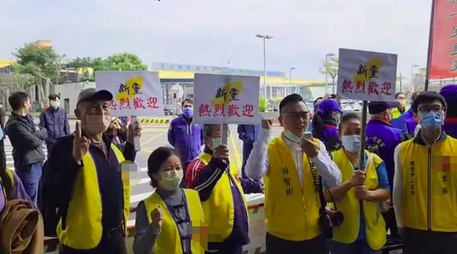 新党在举着“热烈欢迎”的牌子欢迎李骁东等人访台。图自台媒