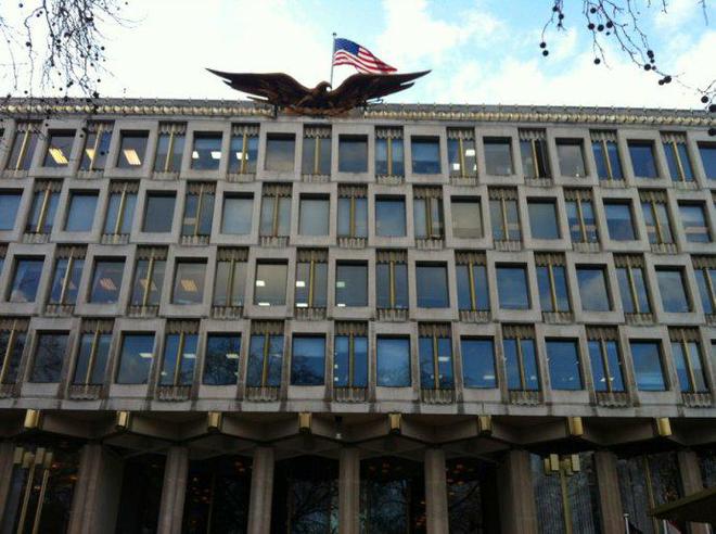 美国驻英国大使馆拉响警报 工作人员已全部撤离