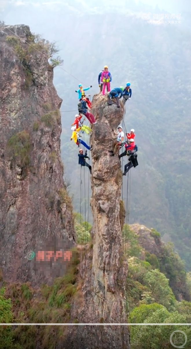 10余名男女攀上“温州小张家界”细长垂直岩壁集体晃动，村民：周末天天有人爬 