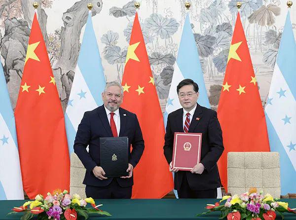 中国洪都拉斯建交警告“台独”,外媒:北京在碰杯,台北在撤旗