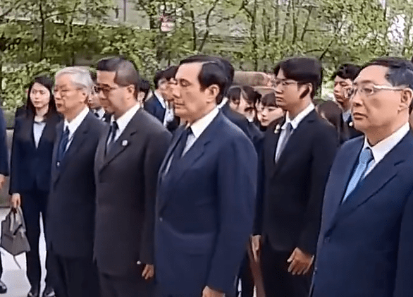 马英九一行到重庆张自忠将军烈士墓,并敬献花圈