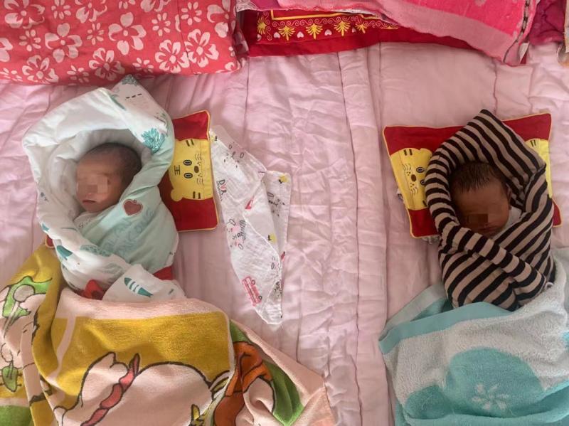 女子坚持足月生产诞下双胞胎后病危 双胞胎足月生产的几率