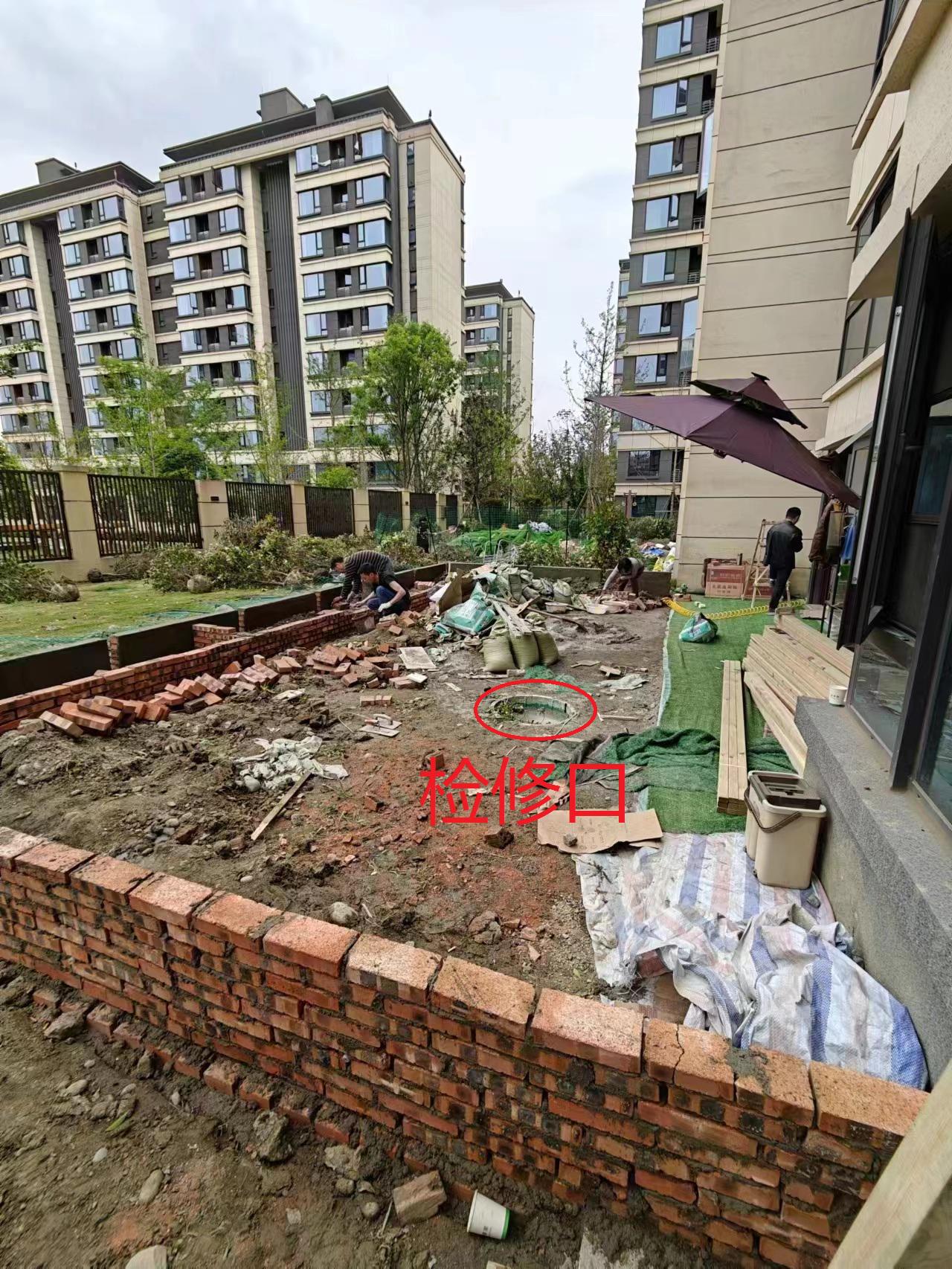 成都一小区多名业主“瓜分式”圈占上千平米公共绿地，执法部门：正在处理