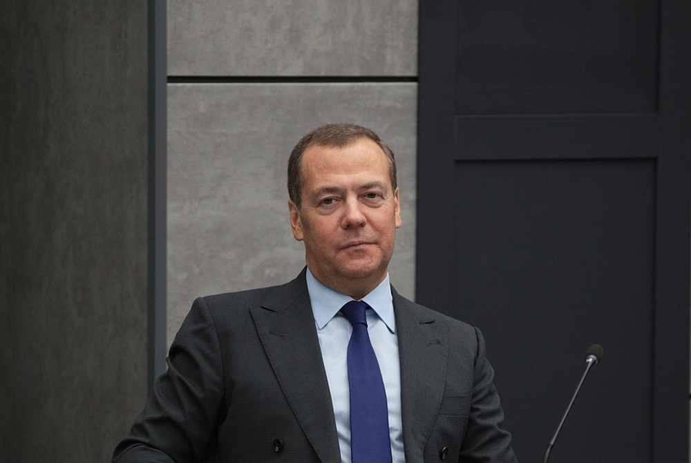 欧盟高官警告俄勿借克宫遭袭升级冲突,梅德韦杰夫回怼:无礼的老傻瓜