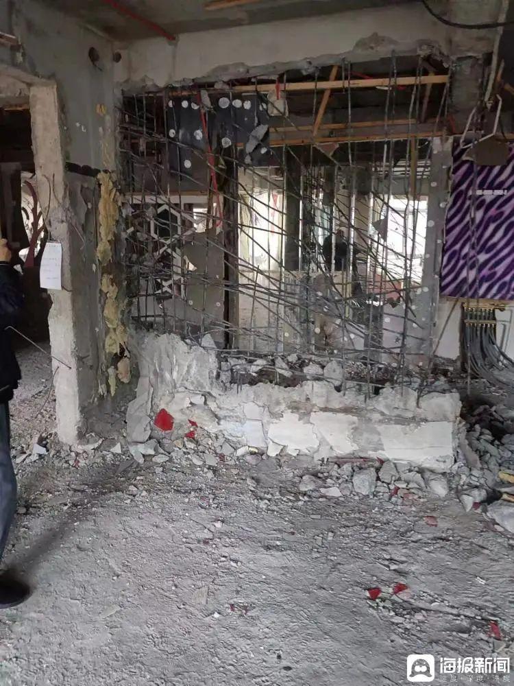 承重墙被砸后:有人三年多首次回家却只能住酒店,有人提心吊胆坚守楼内