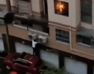 男子徒手爬上三楼翻窗灭火被赞“中国好邻居” 当事人:小事,举手之劳