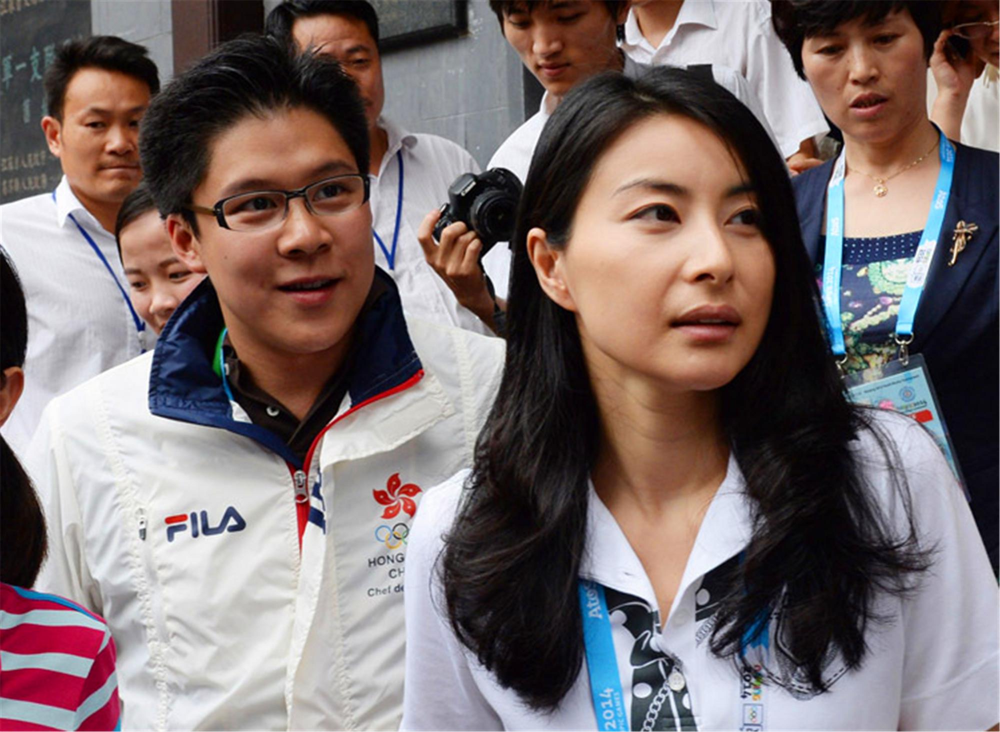 霍启刚晒全家福为郭晶晶过母亲节,3子女全部正脸出镜像复制粘贴