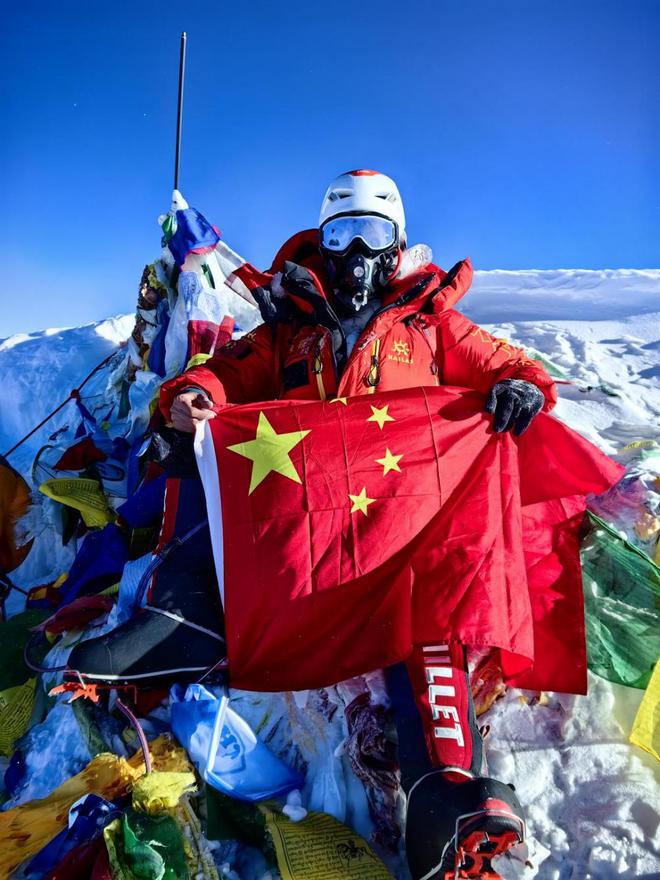 女登山者目击攀登珠峰遇难者最后时刻：眼睁睁看他倒挂面前，跪着直哭