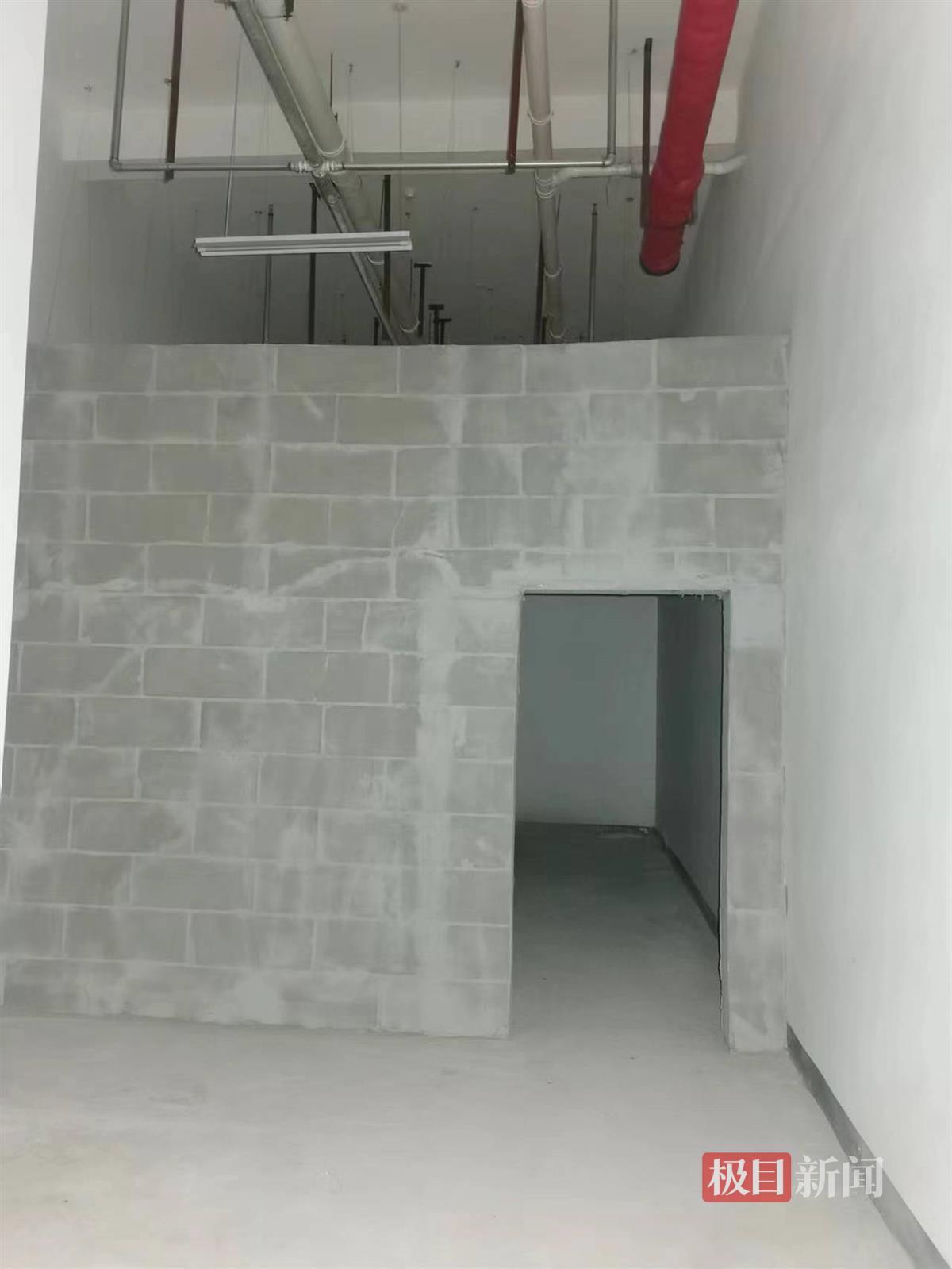 山西一小区地下车库建储藏室,以5700元一平方米出售,物业承认无相关手续