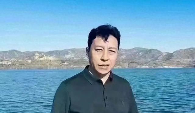 这个风靡朋友圈的中年男子,究竟什么来头?