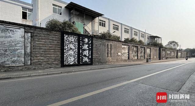 四川宜宾叙州区一文化墙被市民吐槽“像灵堂”,当地回应:审美不一样