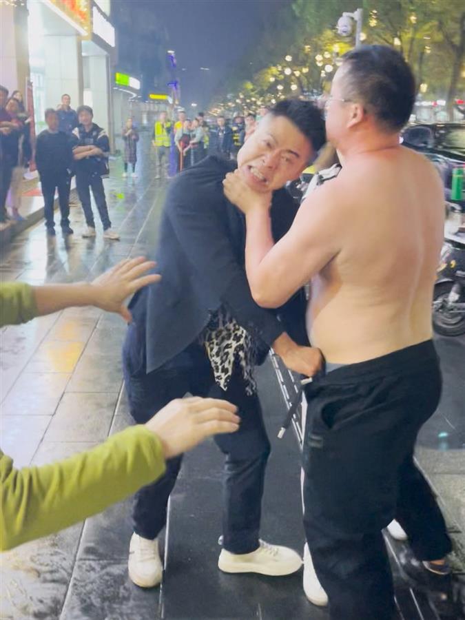 博主称举报餐馆小龙虾缺斤少两被打,涉事门店暂停营业,官方介入调查