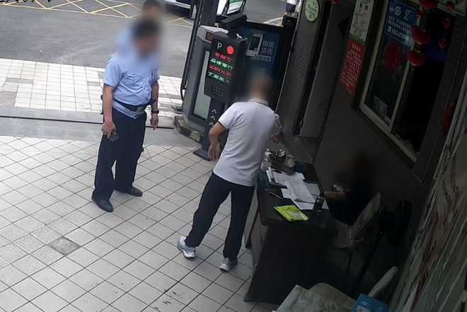 疑因停车争执,乐山一物管经理被拍桌子后倒地,抢救4天仍去世