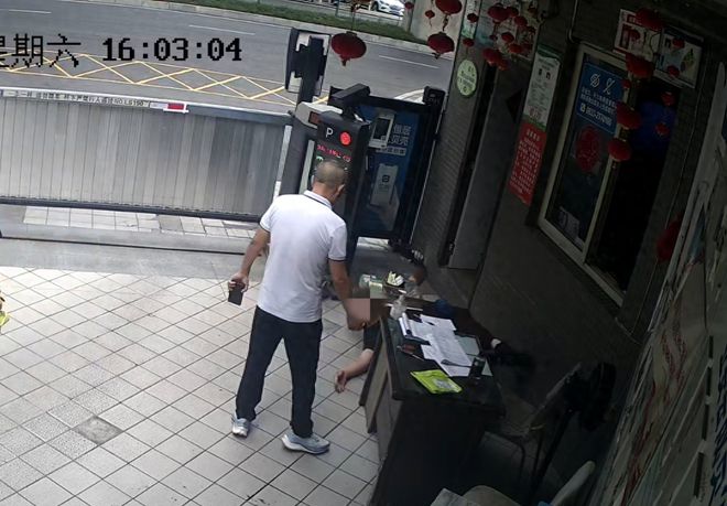 疑因停车争执,乐山一物管经理被拍桌子后倒地,抢救4天仍去世