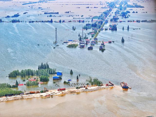 直击湖南华容团洲垸决口现场:封堵有序进行,每小时推进两三米