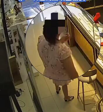女子趁店员不注意用嘴盗走小金豆 网友：把监控当摆设？